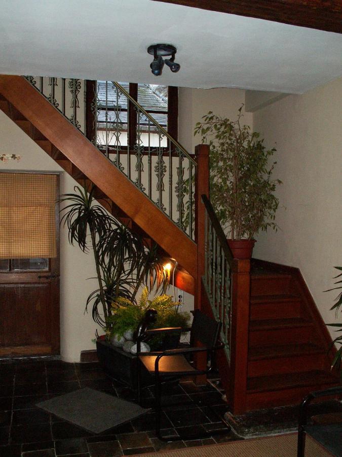 Le Petit Chapitre : Maison De Charme Lägenhet Fosses-La-Ville Exteriör bild